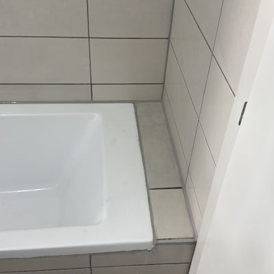 אמבטיה עם אריחים חדשים מותקנים