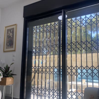 סורגי אלומיניום על דלת זכוכית