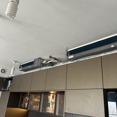 מטבח עם ארונות ותאורה, מערכת מיזוג אוויר בתקרה