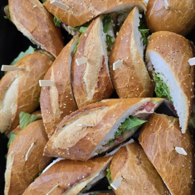 כריכי באגט עם חסה ועגבנייה על מגש