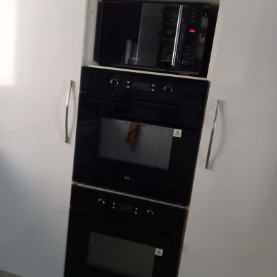 תנור ומיקרוגל מותקנים בארון מטבח לבן