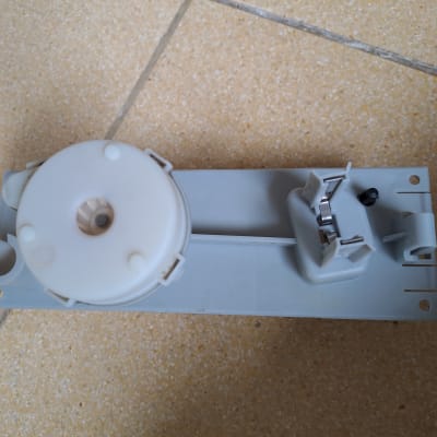 רכיב פלסטיק עם חלקים חשמליים על רקע אריחים