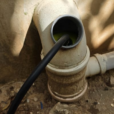 צינור מחובר לצינור ביוב עם נוזל ירוק בפנים