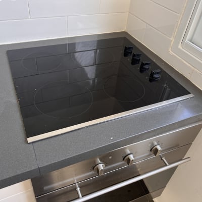 כיריים חשמליים על משטח שיש אפור במטבח