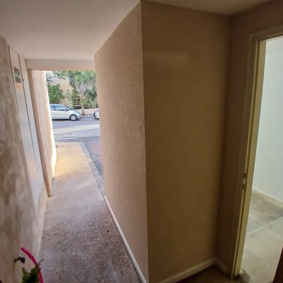 מסדרון עם קירות גבס ותקרה