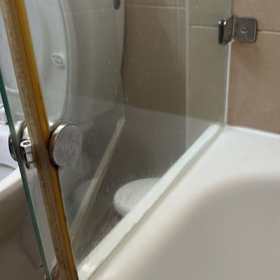 דלת זכוכית למקלחת עם מסגרת מתכת