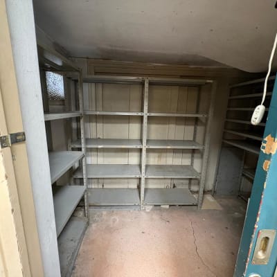 חדר ריק עם מדפים מתכתיים