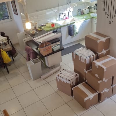 ארגזים ארוזים במטבח, שולחן עם חפצים שונים