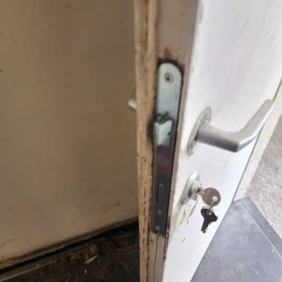 מנעול דלת עם מפתח תקוע במנעול