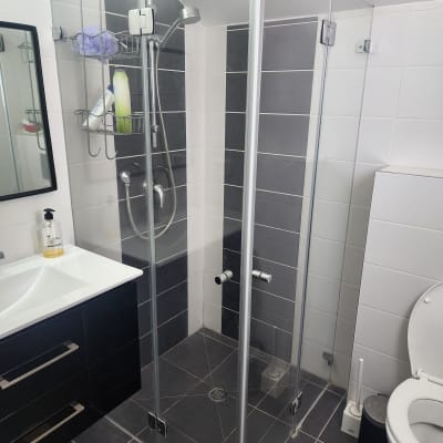 מקלחון זכוכית עם מדף מתכת וסבונים