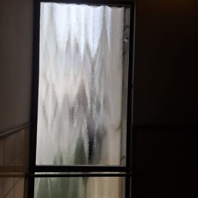 חלון זכוכית עם דוגמה מטושטשת