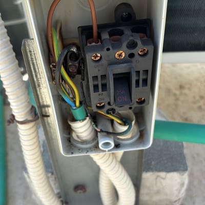 תיבת חיבורים עם חוטים ומתג חשמלי