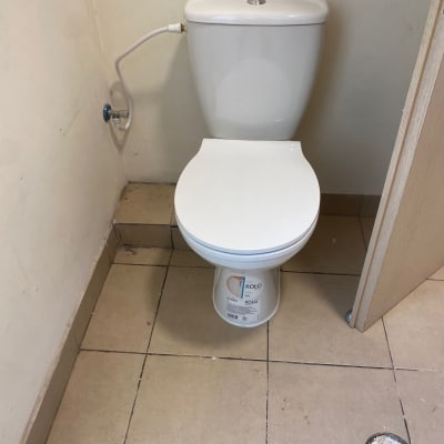 אסלה עם חיבור צינור מים לקיר