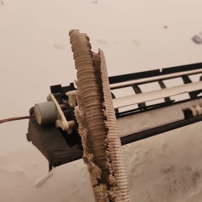 צינור גמיש עם בידוד פגום במזגן