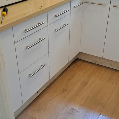 מטבח עם מיקרוגל, קומקום ומכשיר אפייה על השיש.