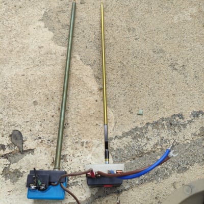 שני גופי חימום לדוד שמש עם חוטי חשמל