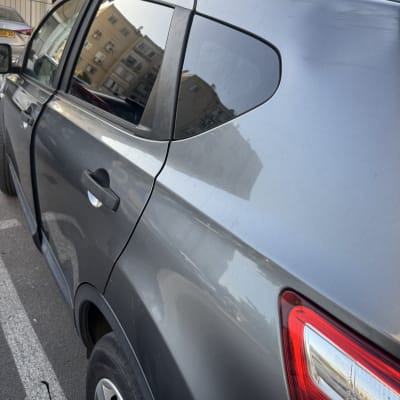 מכונית אפורה עם חלונות כהים וחלק אחורי