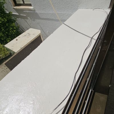 משטח עבודה חיצוני עם כבלים חשמליים