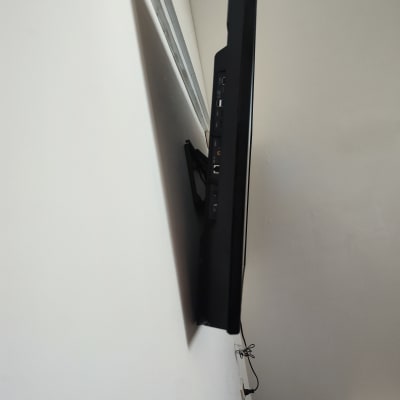 טלוויזיה מותקנת על קיר עם כבלים מחוברים