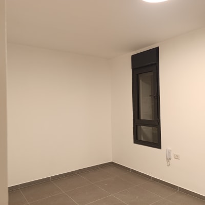 חדר ריק עם קירות צבועים ולוחות רצפה אפורים