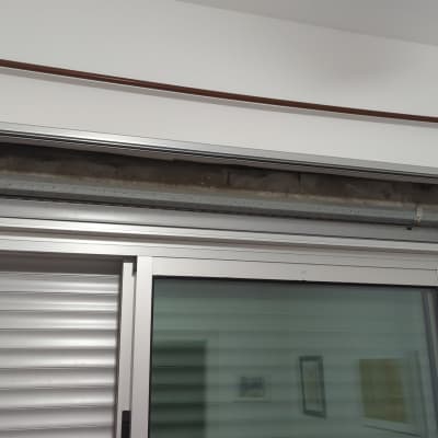 תריסים מתכתיים פתוחים עם מנגנון גלילה חשוף