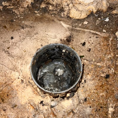 צינור ביוב פתוח עם מים עומדים