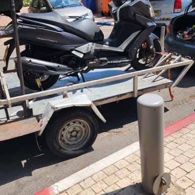 קטנוע על נגרר חונה בצד הדרך