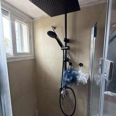 מערכת מקלחת שחורה מותקנת הכוללת ראש גשם ומזלף במקלחון