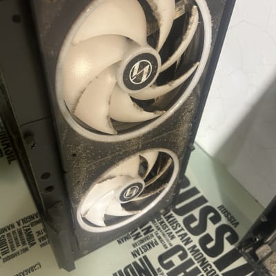 מאוורר מחשב עם אבק על רקע טקסט מודפס