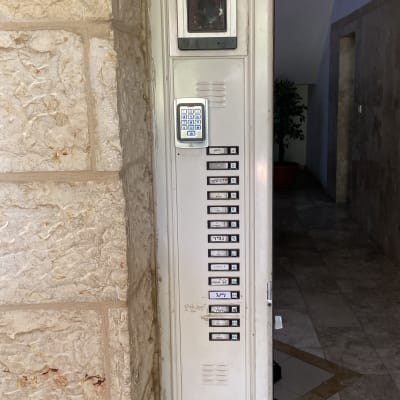 מערכת אינטרקום עם לוח מקשים ושמות דיירים