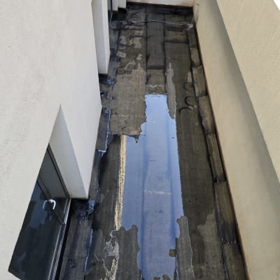 איטום מרפסת עם מים עומדים על הרצפה