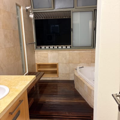 חדר אמבטיה נקי עם רצפת עץ ואמבטיה