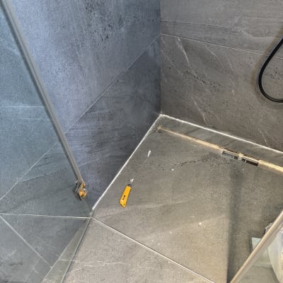 חדר אמבטיה עם כלי עבודה על הרצפה