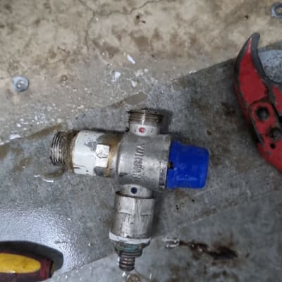 שסתום מתכת עם חיבורי צנרת וכובע כחול