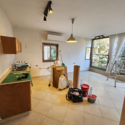 חדר עם דליים, סולם וכלי עבודה לצביעה