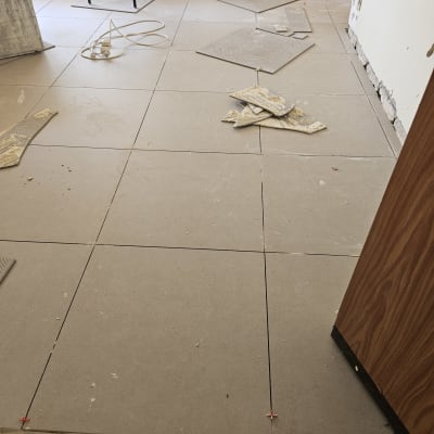 ריצוף חדש עם אריחים וכלי עבודה על הרצפה