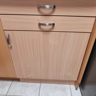 בקבוקים על משטח מטבח ליד ארונות עץ