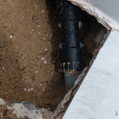 צינור פלסטיק בעבודת אינסטלציה