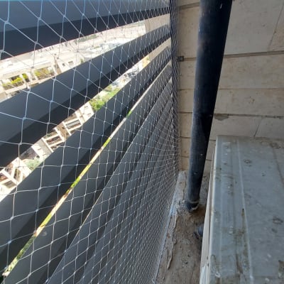 רשת מתוחה למניעת כניסת יונים במרפסת