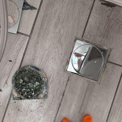 רצפה עם כיסוי נירוסטה ותיקון צנרת