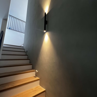 קיר צבוע עם תאורה עליונה ותחתונה