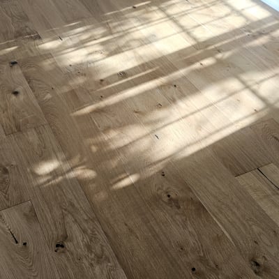 רצפת פרקט עץ עם דוגמת עץ טבעית