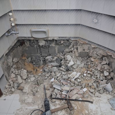 שיפוץ חדר אמבטיה עם קיר שבור וכלים