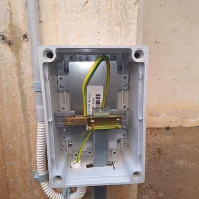 תיבת חיבורים חשמלית עם חוטים מותקנים