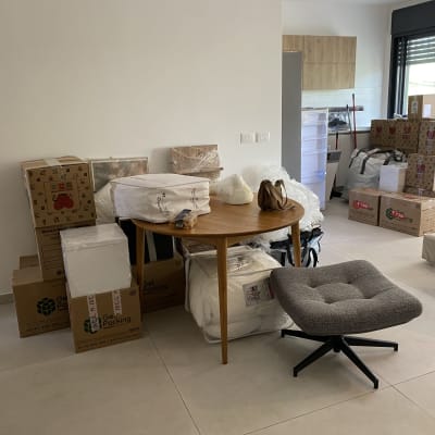 ארגזים וציוד ארוזים בחדר, מוכן להובלה