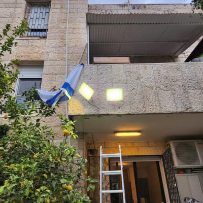 סולם ליד קיר עם תאורה חיצונית