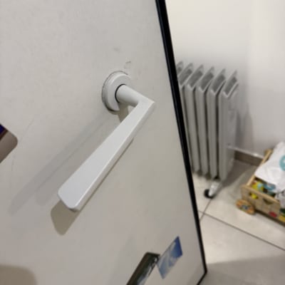 ידית דלת לבנה על דלת לבנה