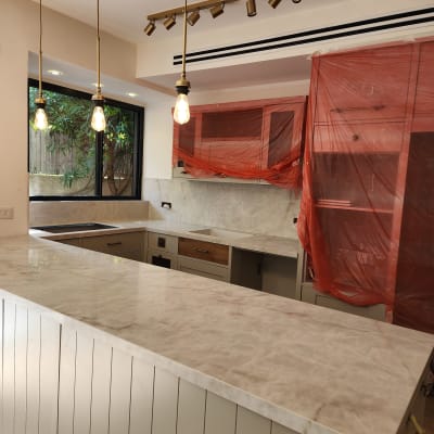 שיש במטבח עם תאורה תלויה