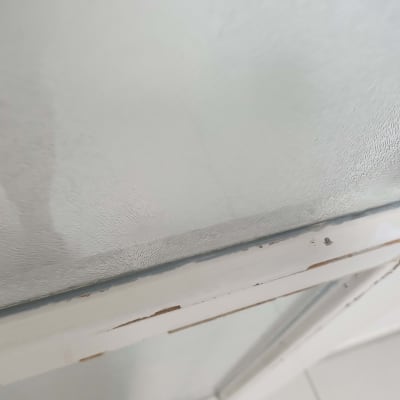 זכוכית מחוספסת במסגרת מתכת לבנה