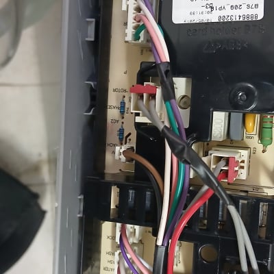 חיווט ולוח חשמל בתוך מכשיר אלקטרוני